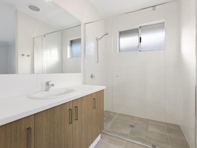 4 Bross Way, Lakelands WA 6180