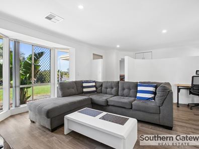 5 Sheoak Heights, Parmelia WA 6167