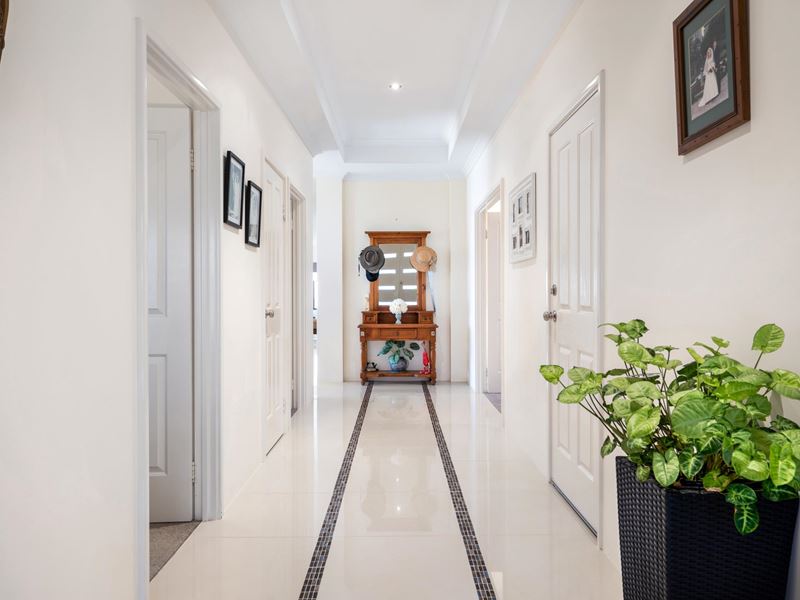 8 Currawong Drive, Broadwater