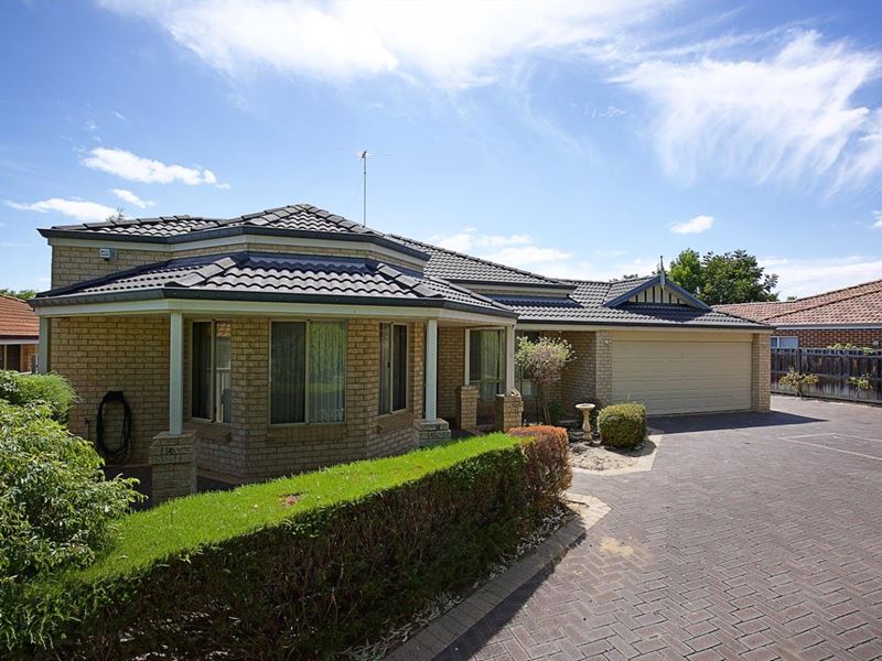 17 DALEWOOD GARDENS, Meadow Springs