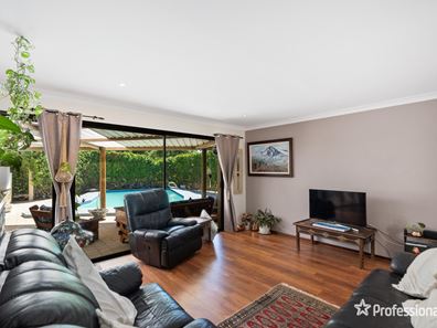 11 Giles Street, Lesmurdie WA 6076