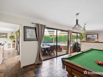11 Giles Street, Lesmurdie WA 6076