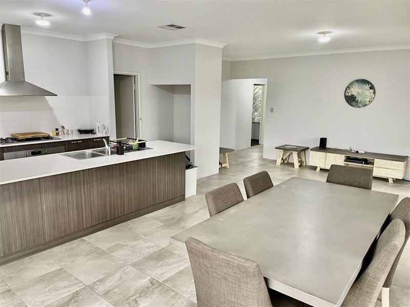 33 Sharperton Meander, Dudley Park WA 6210