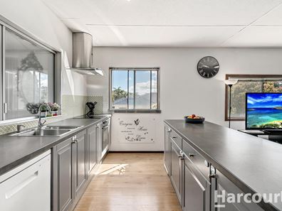 24 Lindley Road, Halls Head WA 6210
