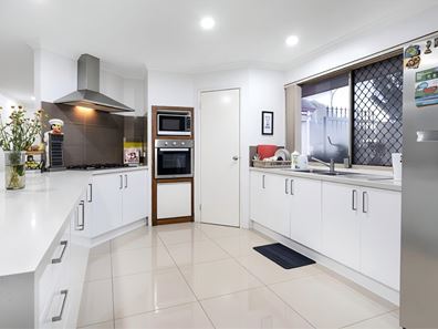 14 Beard Place, Queens Park WA 6107