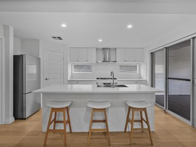 32 Splash Terrace, Lake Coogee WA 6166