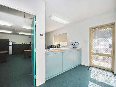 4/3 Benjamin Way, Rockingham WA 6168