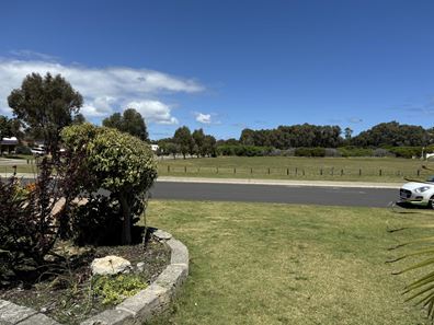 1 Calypso Road, Halls Head WA 6210
