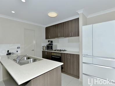 16 Honeydew Trail, Wannanup WA 6210