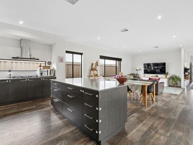 10 Chrysler Approach, Yanchep WA 6035