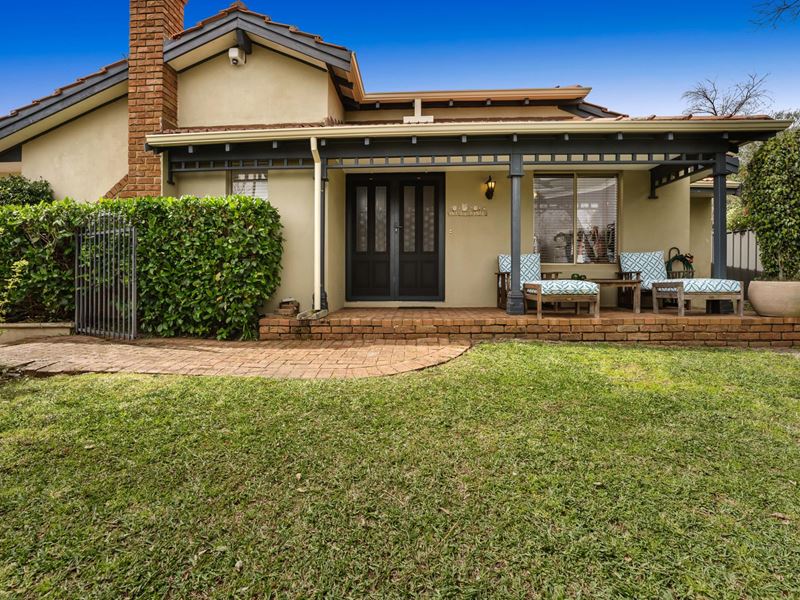 4 Harrington Crescent, Leeming WA 6149