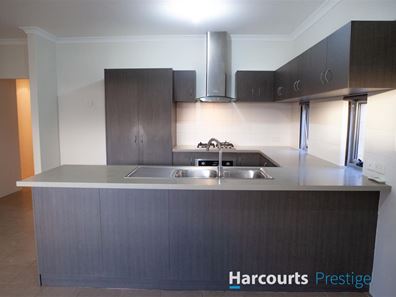 9/11 Carnation Street, Canning Vale WA 6155