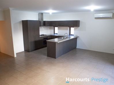 9/11 Carnation Street, Canning Vale WA 6155