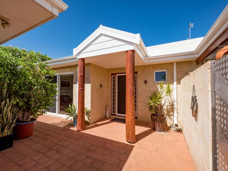 8 Eakins Crescent, Wandina