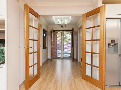 2/4 Hillcrest Road, Kewdale WA 6105