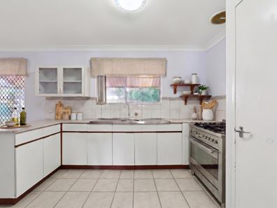9 Elvington Way, Thornlie WA 6108