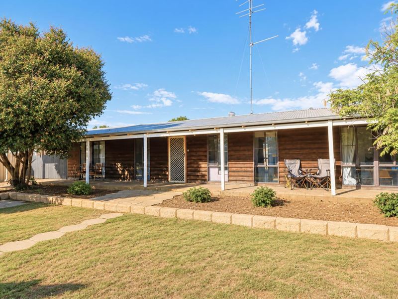 15 Shields Crescent, Wongan Hills WA 6603