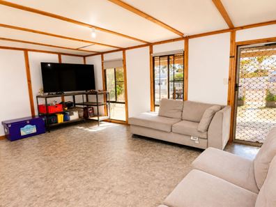 15 Shields Crescent, Wongan Hills WA 6603