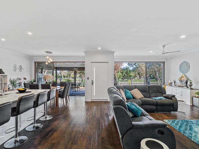 33 Lilydale Drive, Lakelands