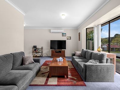 2 Crystal Court, Mount Richon WA 6112