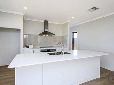 10 Bundara Crescent, Lakelands WA 6180