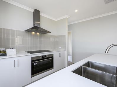 10 Bundara Crescent, Lakelands WA 6180