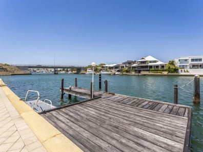 11 Eunamara Retreat, Halls Head WA 6210