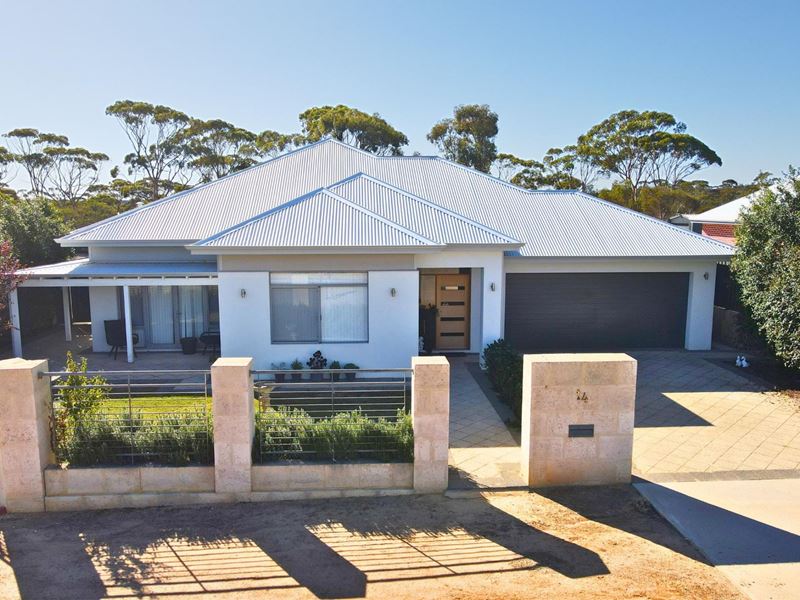 14 Shields Crescent, Wongan Hills WA 6603