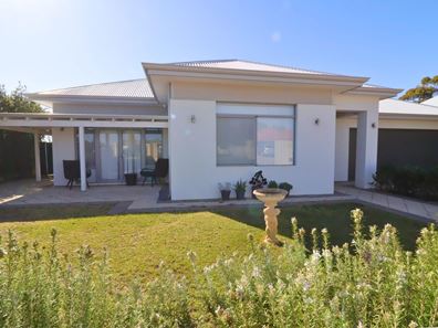 14 Shields Crescent, Wongan Hills WA 6603