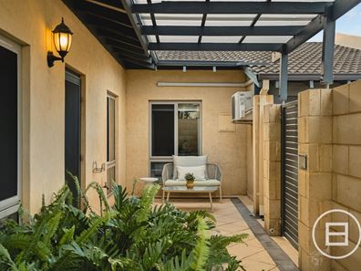 8/11 Hinderwell Street, Scarborough WA 6019