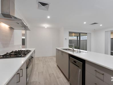 10 Kenyta Street, Piara Waters WA 6112