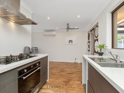 Room/2  24 Hartland Way, Warnbro WA 6169