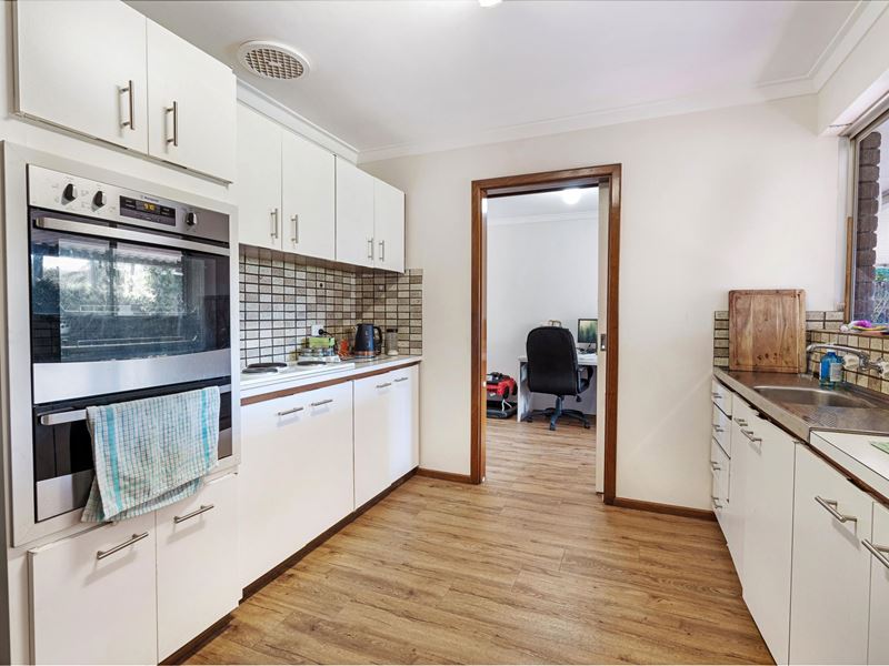 77 Glyndebourne Avenue, Thornlie