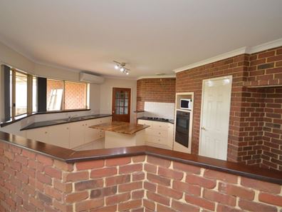18 Muntries Place, Halls Head WA 6210