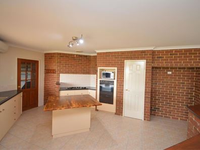 18 Muntries Place, Halls Head WA 6210