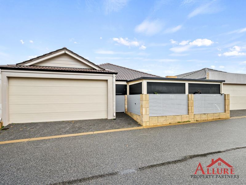 4 Rochdale Cir, Meadow Springs