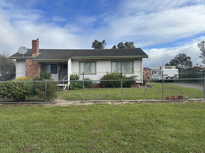 13 House Street, Gnowangerup WA 6335
