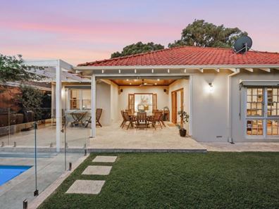 19 Reynolds Road, Applecross WA 6153