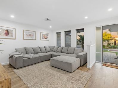 6 Koroit Way, Aveley WA 6069
