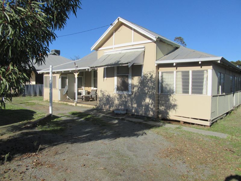 12 Robertson Street, Carnamah WA 6517