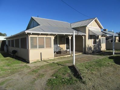 12 Robertson Street, Carnamah WA 6517