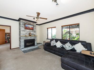 5 Teak Place, Halls Head WA 6210