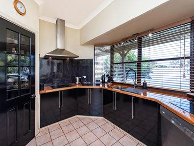 5 Teak Place, Halls Head WA 6210
