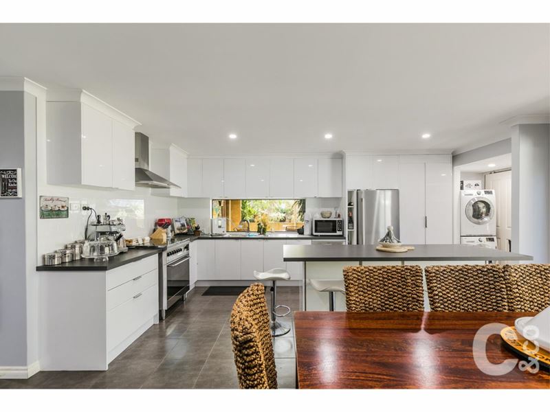 22 Shaw Mews, Leda