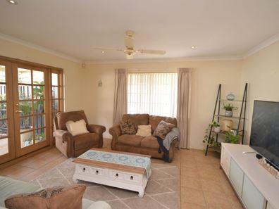 1/5 Reynolds Avenue, Greenfields WA 6210