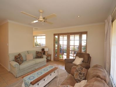 1/5 Reynolds Avenue, Greenfields WA 6210