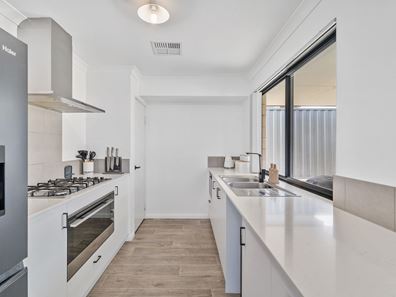 11 Orchardleigh Boulevard, Lakelands WA 6180