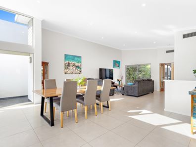 11 Crown Terrace, Coogee WA 6166