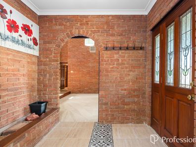 9 Kyle Place, Hannans WA 6430