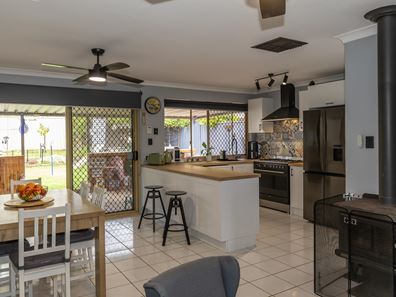 12 Edwards Entrance, Stratton WA 6056